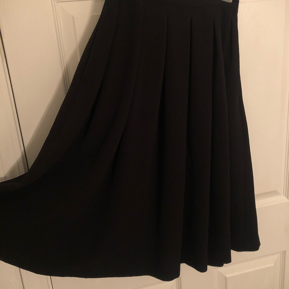 Textured black pleated skirt from H&M